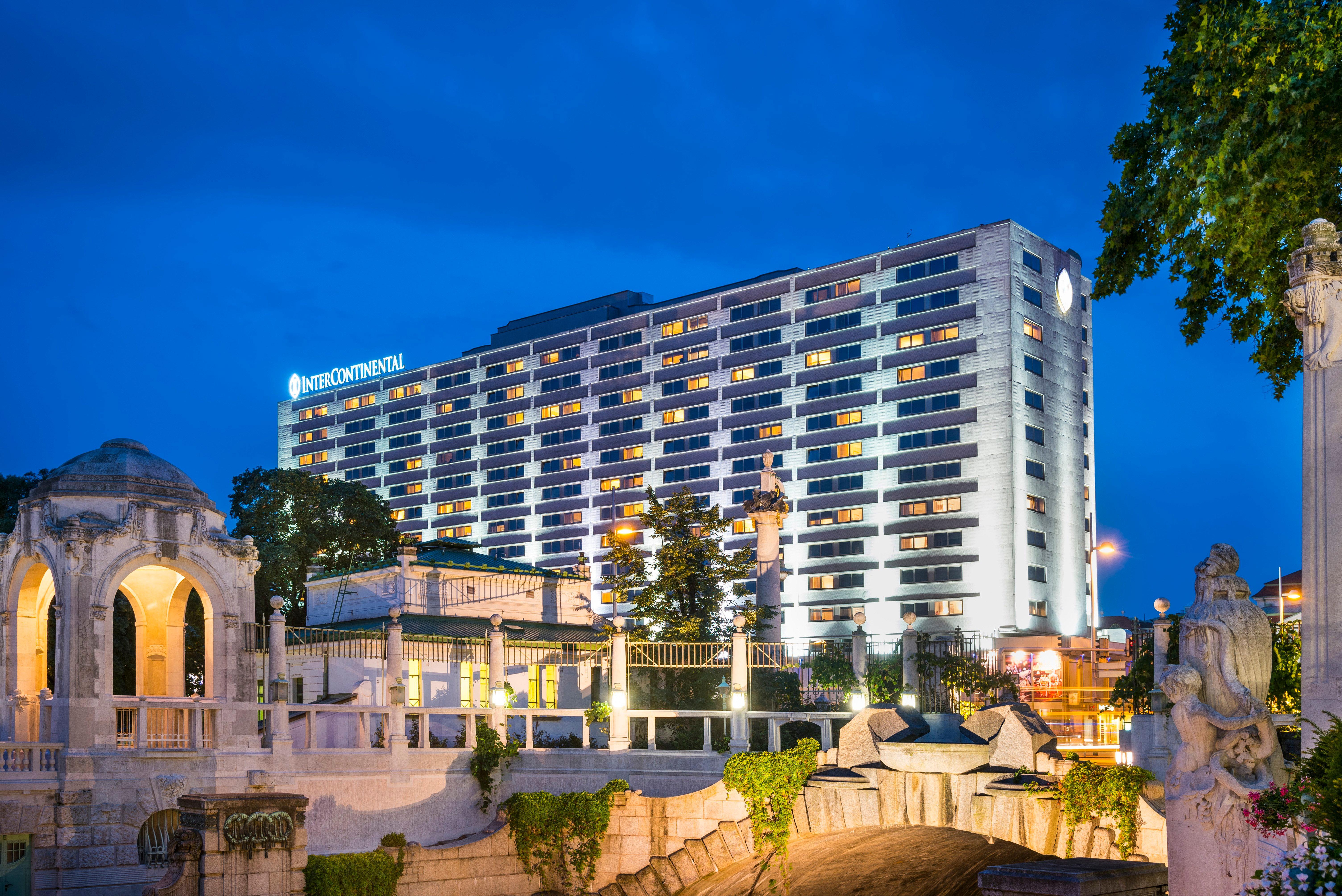 Intercontinental Wien By Ihg Exterior photo The hotel at night