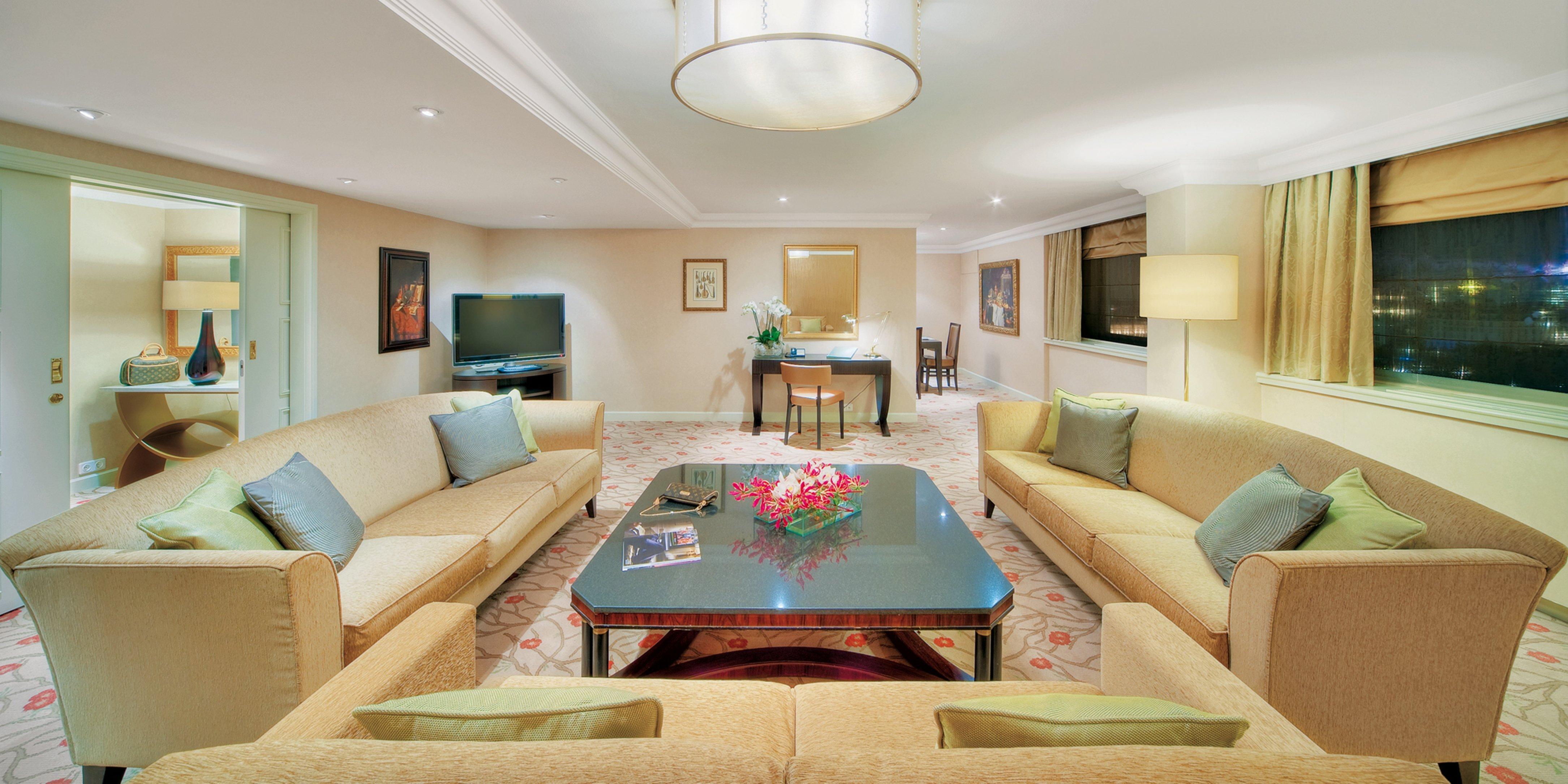 Intercontinental Wien By Ihg Exterior photo A living room in a suite at the hotel