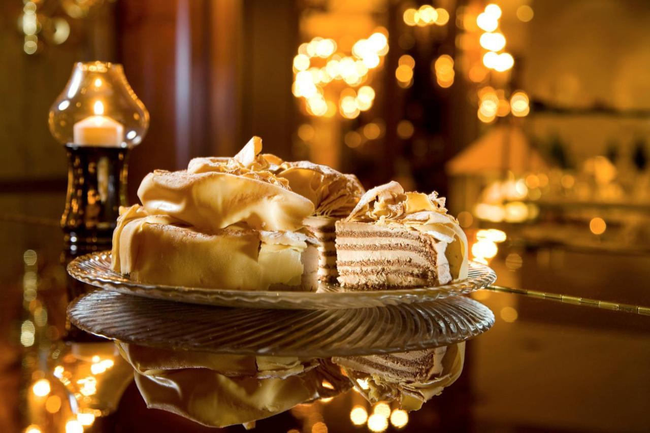 Intercontinental Wien By Ihg Exterior photo A traditional Christmas dessert